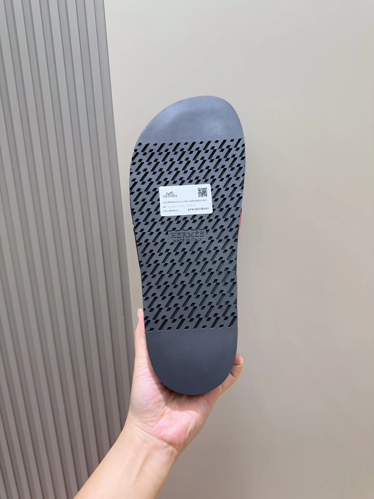 Batch 280 Hermes men's Kazimir slippers - top quality woven calfskin functional sandals, with interwoven uppers inspired by the "H" iconic pattern to create a casual look, perfect for summer. Imported cowhide + cowhide lining + rubber outsole Size: 38-44 (.45.46 customized)